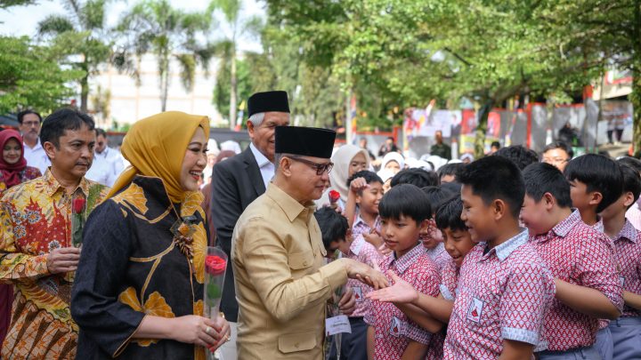 Mentri Mukhtarudin bersalaman dengan siswa pasim